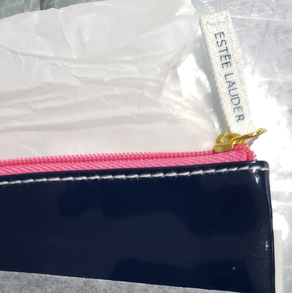 One Estee Lauder make-up zip bag, and two hand creams - Picture 3 of 6